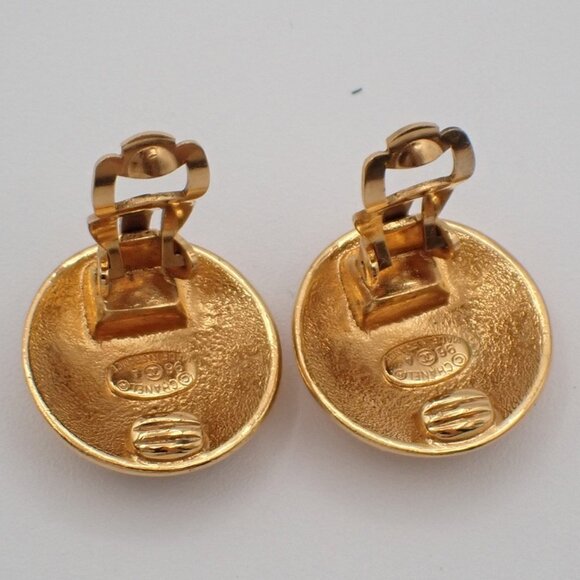 CHANEL CC Logo Round Button Earrings 96A Clip-On Gold GHW France Vintage - Picture 5 of 9